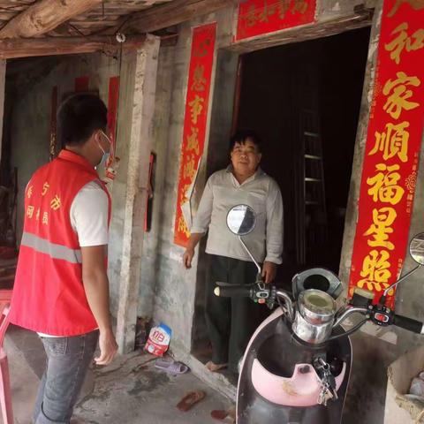 台风期间，入户走访慰问高龄老人