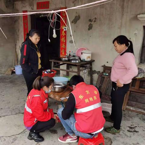 网格员入户开展登记流动人员，做好疫情防控工作