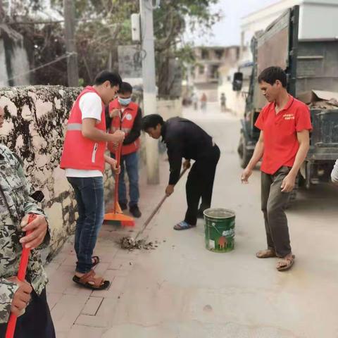 网格员协助村委会开展卫生大扫除工作