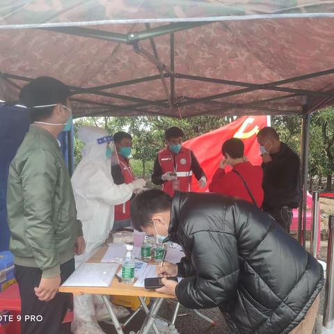 网格员助力医务人员进行核酸检测