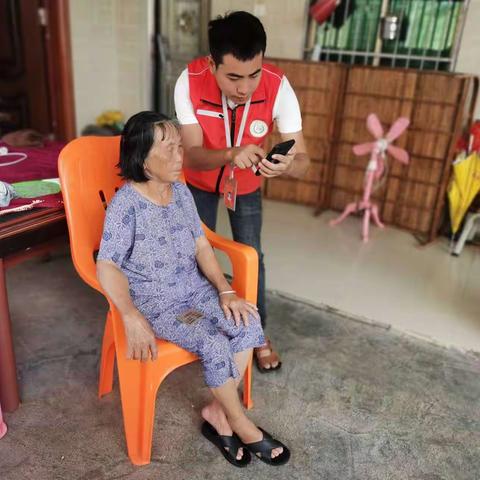 网格员入户为老人办理高龄补贴