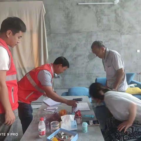 网格员入户协助退役军人办理优待证