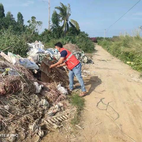 网格员巡查铁路安全  及时排除隐患
