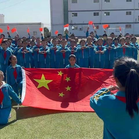 秋实学校凉城分校我和我的祖国-同升国旗共表白祖国