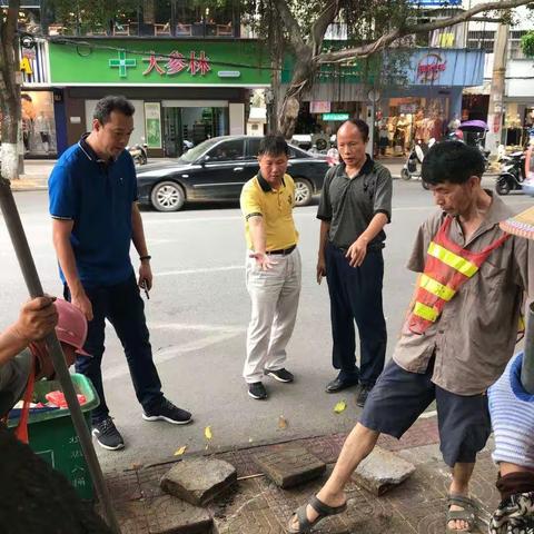 县人大张荣副主任在市政局韩仁贻书记的陪同下检查指导市政维修工作。