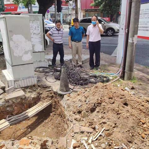 县人大张荣副主任在市政局蔡艺局长、韩仁贻书记的陪同下检查指导“百日攻坚”行动市政设施维护专责小组工作。