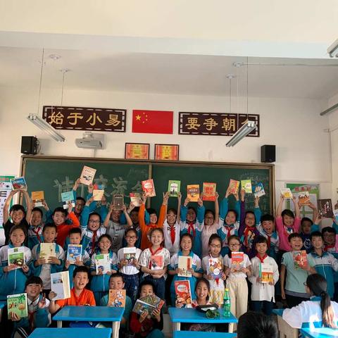 清涧县第一小学四年级十二班“读书交流会之我最喜欢的一本书”