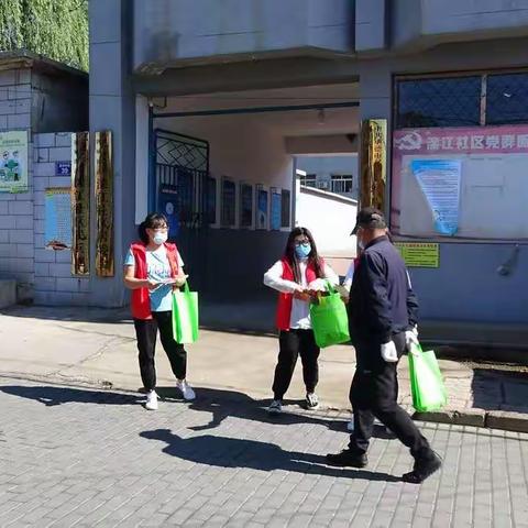 【双滦区钢城街道滦江社区】开展“中华人民共和国退役军人保障法”宣传活动