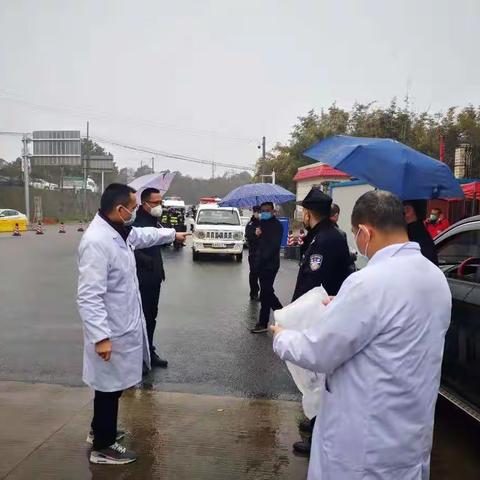 严防死守把关口，分组上阵抗疫情