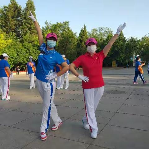 内蒙古呼和浩特市青城公园南门梦之队新装展示！