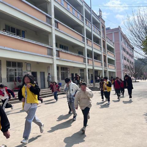 宝山一中举行应急疏散演练