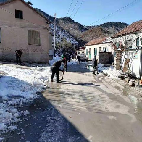 雪中情 上石臼村组织村民全面开展道路扫雪除冰行动