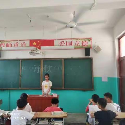 6月5日下午，我们陈楼小学四年级全体学生举行了《叩响诗歌的大门》诗歌朗诵比赛，同志们积极组织踊跃参加