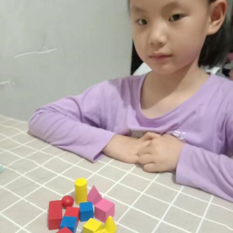 我是一二班的12号张高悦，今天是《分类实验》