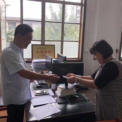 生日祝福传真情  服务职工暖人心