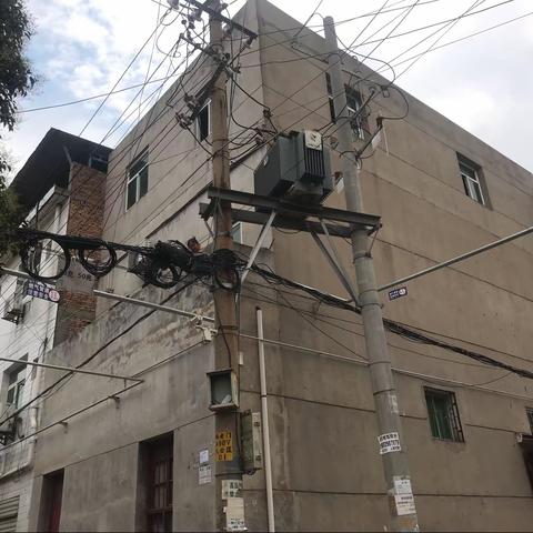 区发改委陪同市发改委联合治理未央宫街道阁老门村电力安全隐患