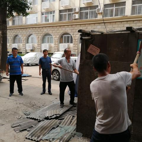 东里街道创卫攻坚 强力拆除辖区违章违建