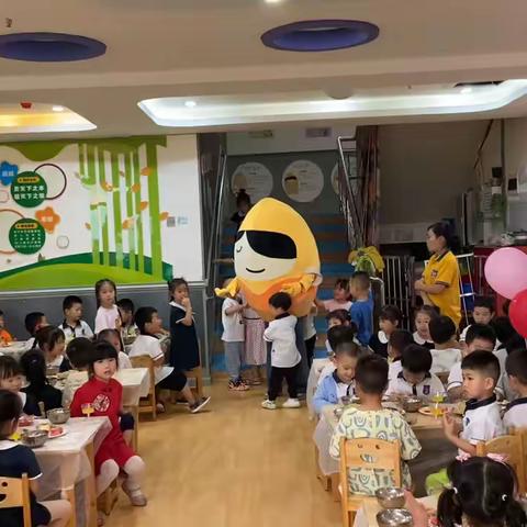 “爱因有你更精彩”——贵福幼儿园六月生日会