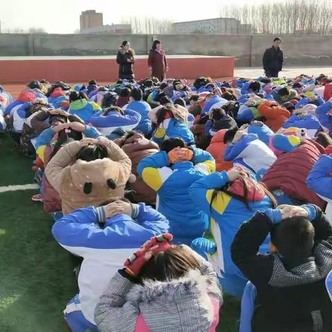 心系校园安全  共筑生命基石----戴庙镇中心小学防震安全演练