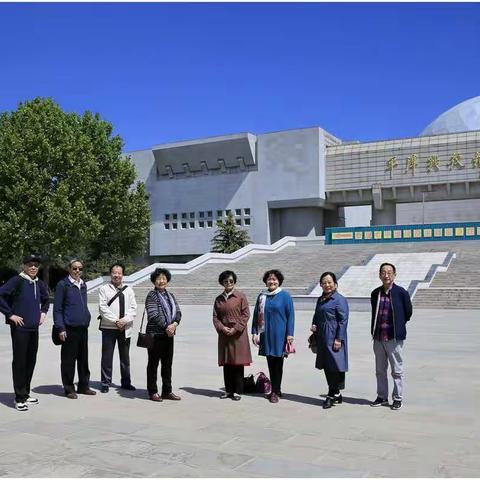 树碑昭英烈，存史启后人一一古稀同学相聚观平津战役纪念馆