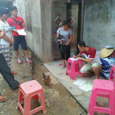 为了迎接省领导再次检查精准扶贫工作孔首教学点全体教师下村发传单