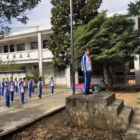 初冬暖阳照心上，多彩课间伴成长