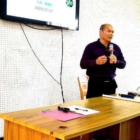 新兴县老干部大学智能手机班于2月15日上午开始新学期上课。师生们精神抖擞，劲头十足，越学越好，幸福快乐。