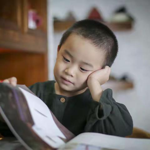 牵手好书，快乐阅读！与书为友，快乐成长！--博山区实验小学一年级三班 李佳恒