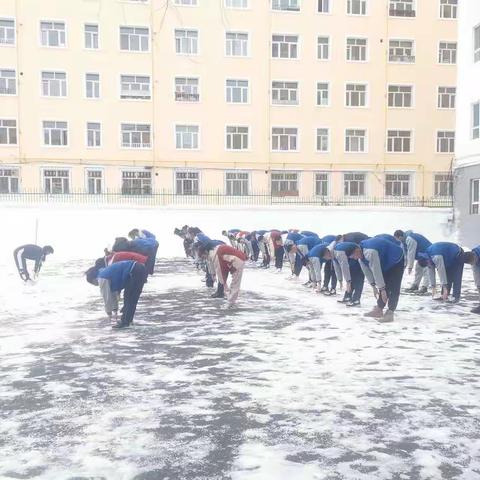 “漫天雪 冰封路 体育送教 促发展”