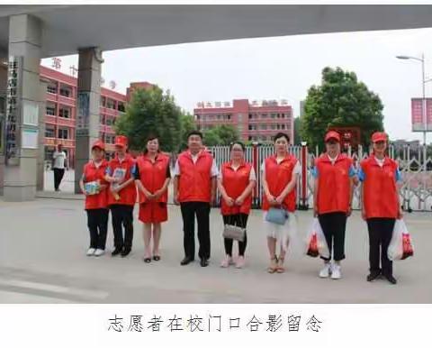 “情满六月天”十九中学志愿者与残疾儿童，共庆六一国际儿童节。