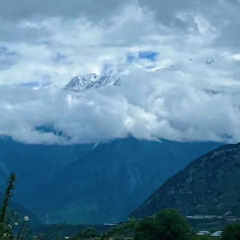 她从天上翩然而来