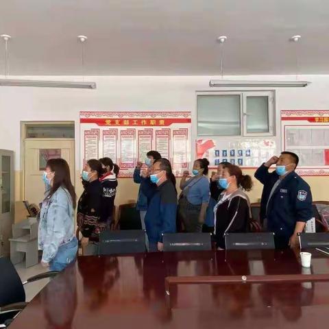 “政治生日送祝福 重温誓词映初心”——铁厂沟镇学校6月党旗映天山主题党日活动
