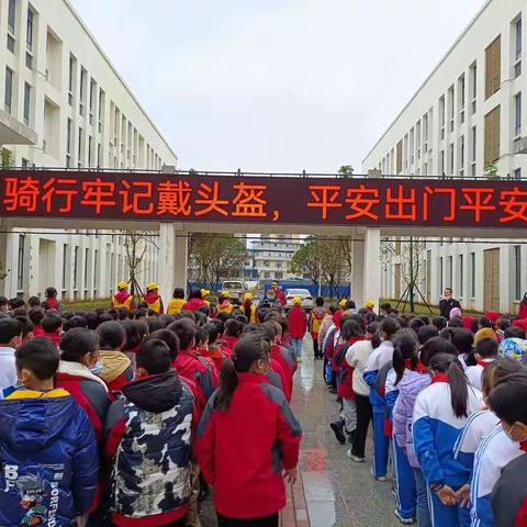 龙山县华塘芙蓉学校:                   当好“一盔一带”排头兵 ，        用好“一言一行”传递情