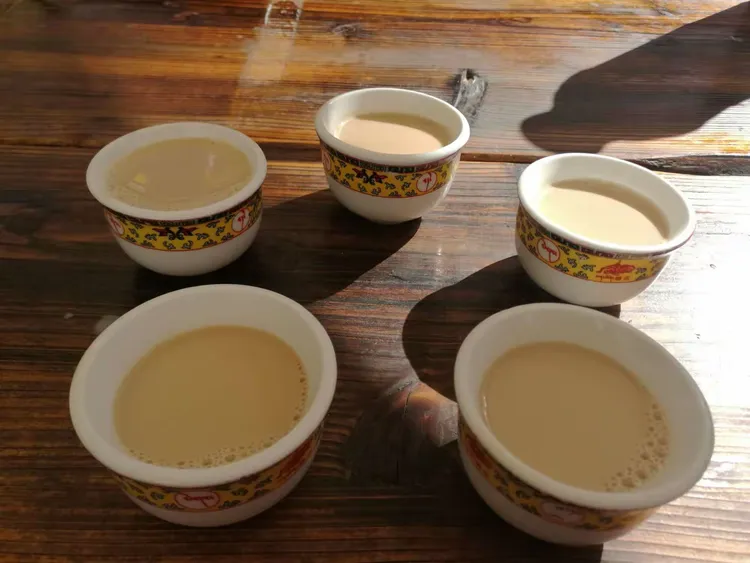 西藏的甜茶很好喝，酥油茶还是不习惯！
