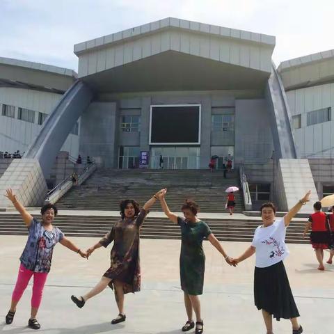 当你老了时🌻，回忆青春是多么美好，🎀浪漫幸福快乐的生活🌷，永远留在这里。🎉🎉🎉🎈🎈