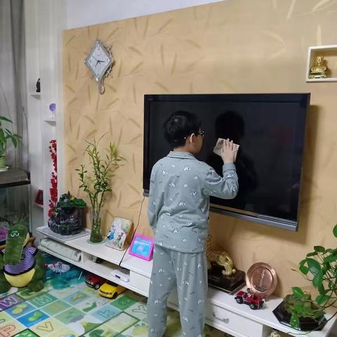 【段凯琦】五一劳动最光荣，我帮妈妈做家务
