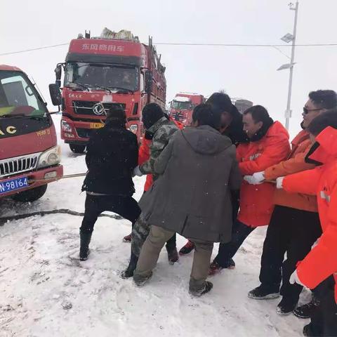 突降大雪班玛段力保道路通畅