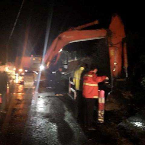 班玛段夜间冒雨抢修便道保畅通