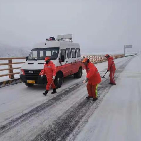 久治公路段以雪为令积极清雪保畅通