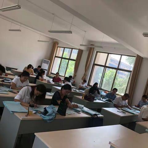 春蚕吐丝 红烛照人                                       ——致敬奋战在周末的一线教师