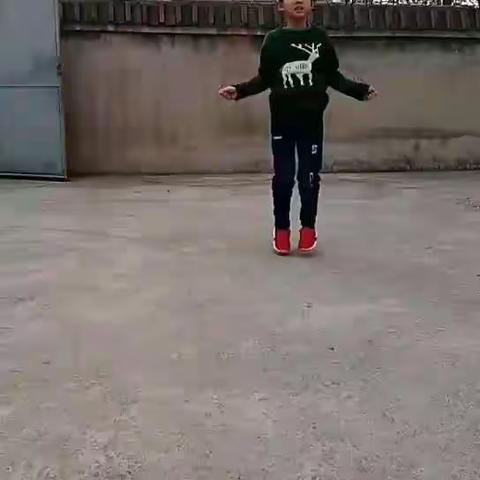 延期开学已经过去一周了，上万小学的孩子们体育锻炼非常棒，希望你们下周继续努力锻炼，让新冠病毒远离你们！