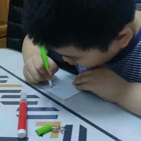 崇文幼儿园大五班                                   科学活动《消失的图案》