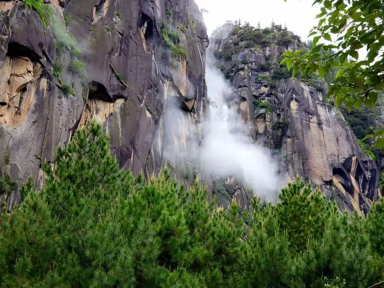 神游卡丁沟天佛瀑布赏析