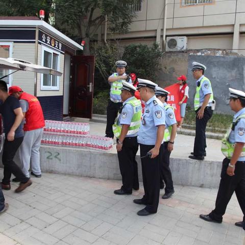 郑州市地税局稽查局慰问一线交警 送去夏日清凉