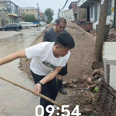 无情的大雨积水中，有一群有情有义的村干部和热心村民。