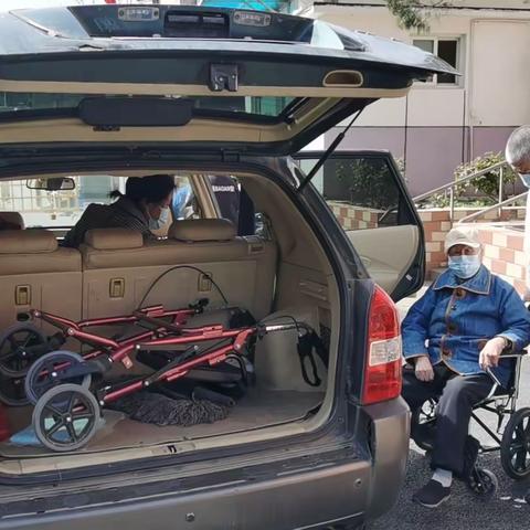 香山街道“爱心专车”接送老人接种疫苗
