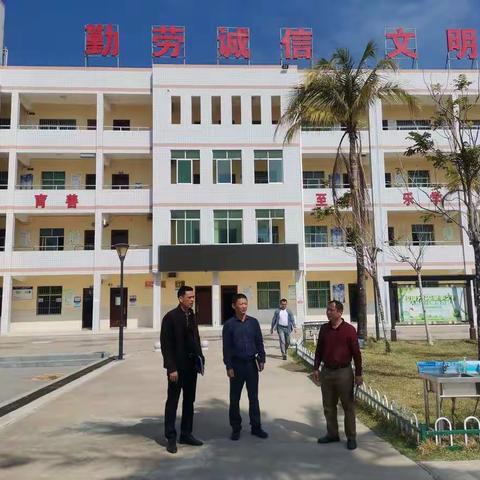 光坡镇镇长吴挺义到岭门学校检查指导开学工作