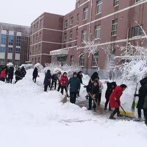 阳春三月飞雪美 雷锋精神暖校园——记古城子第二小学家长校园除雪活动