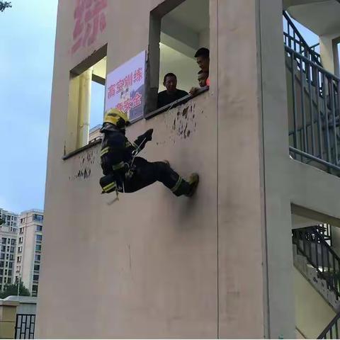 高碑店市消防救援大队组织开展紧急避险专项训练