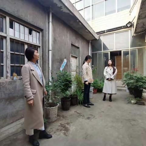 县妇联副主席王韶慧一行到白杨镇督导检查“五美庭院”示范村创建工作。